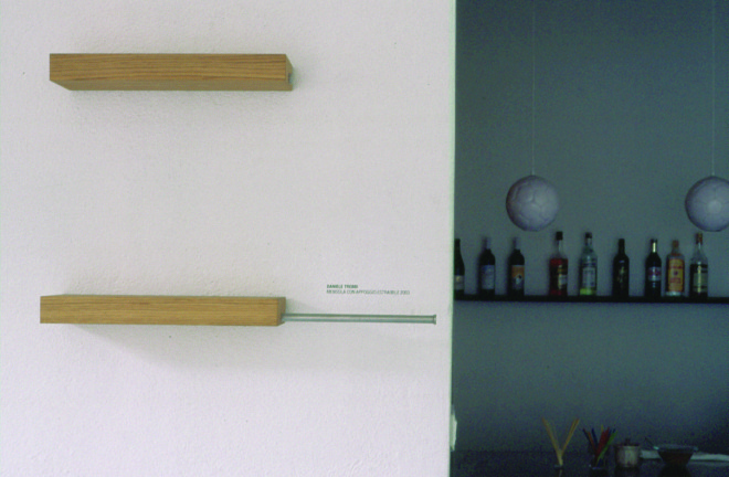 Daniele Trebbi: Travelling bag, 1997 / Mensola for the bathroom, 2003. Photo: DPI Fotostudio