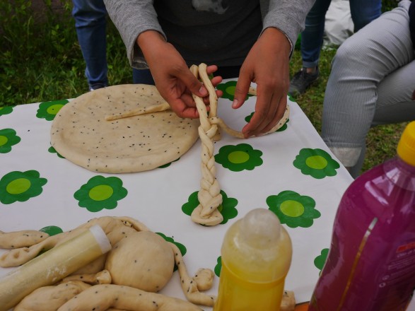 Lavoro commune, Orto Semirurali/Donne Nissà. Bread baking and sharing day. Afghan bread weaving.