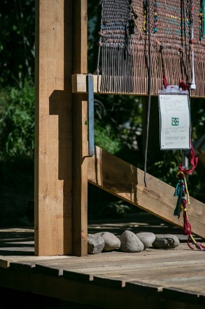 Where on earth do we belong # School of Verticality, Chapter 1: Weaving Garden Biographies (detail of open air loom), Bolzano, September 2018. A field research by Sophie Krier for Lungomare. Photo Jörg Oschmann.