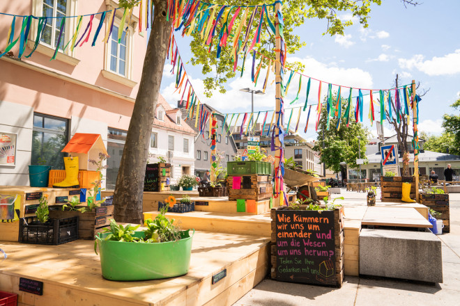 ROTOR_Die-Schule-des-Wir_GartenderwachsendenErkenntnis
„Garten der wachsenden Erkenntnisse“ von Eliana Otta geschaffen unter Mitwirkung zahlreicher Bäuer*innen vom nahen Markt und weiterer Personen aus der Nachbarschaft. Lendplatz, Graz, 2021 (Foto: Karin Lernbeiß)