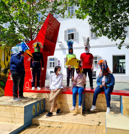 ROTOR_Die-Schule-des-Wir_BlauerRaum
Daniela Brasil und Gäste, „Studienkabinett der Prof.in Ọgẹdẹ Ewé Ekọ“. Dieser Raum beherbergt die Studiensammlung der Prof.in Ọgẹdẹ Ewé Ekọ aka Musa sapientum – eine Bananenpflanze mit ihren Kindern. Blauer Raum im < rotor >, 2021 (Foto: Thomas Raggam)