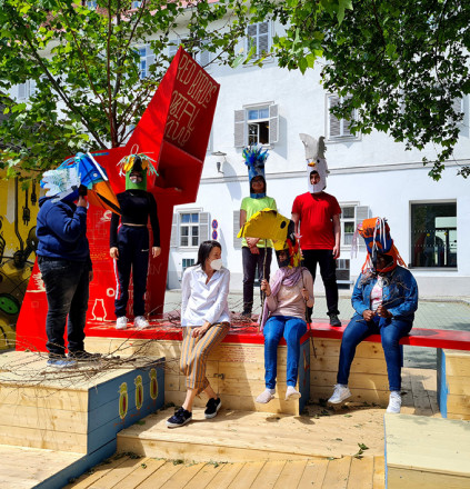 ROTOR_Die-Schule-des-Wir_RedBirdsSozialKlub
Schüler*innen der Mittelschule St. Andrä performen als Vögel am „Red Birds Sozial Klub“, geschaffen von Nikolay Oleynikov unter Mitwirkung der Klasse 3A und junger Grazer Künstler*innen. Platz der Begegnung, Graz, 2021 (Foto: Daniela Brasil)